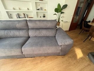 Sofá de tela gris impecable