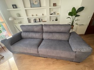 Sofá de tela gris impecable
