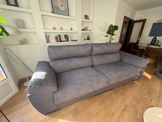 Sofá de tela gris impecable