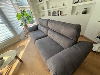 Sofá de tela gris impecable