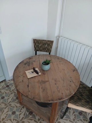 Mesa redonda de madera con brasero