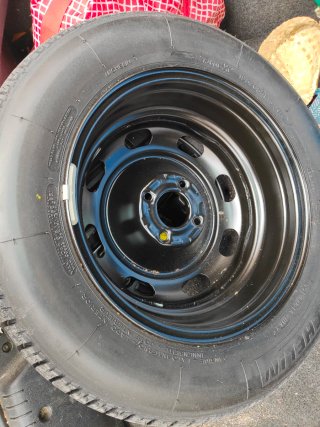 Neumático marca MICHELIN y gato