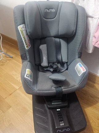 Silla de coche Nuna gris.