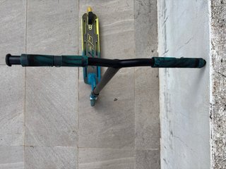 Patinete freestyle azul y amarillo