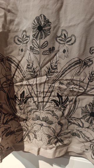 Camiseta beige con estampado floral