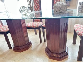 Mesa Comedor de cristal con patas de madera