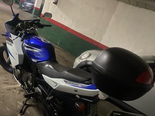 Suzuki deportiva azul y blanca