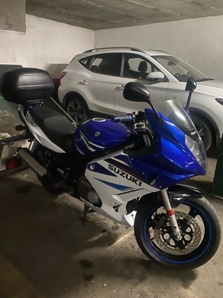 Suzuki deportiva azul y blanca