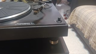 Tocadiscos Thomson TB-405 Belt Drive sin tapadera.