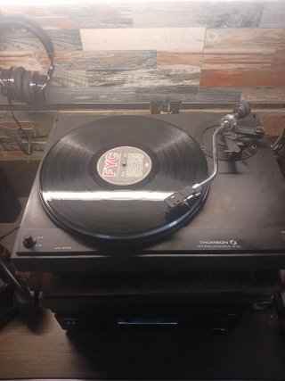 Tocadiscos Thomson TB-405 Belt Drive sin tapadera.