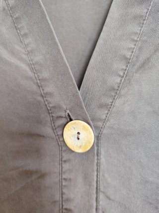 Camisa gris con botones