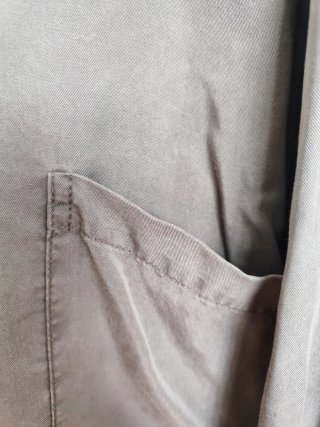 Camisa gris con botones