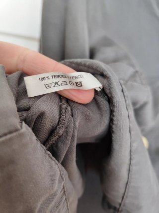 Camisa gris con botones