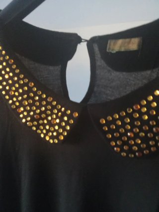 Maglia nera con colletto gioiello