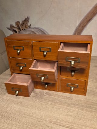 Mueble de madera con 9 cajones