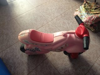 Moto correpasillos infantil rosa Hello Kitty