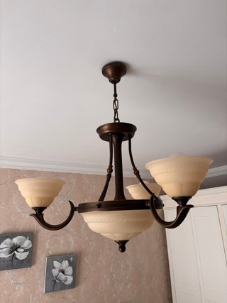 Lámpara de techo beige y marrón