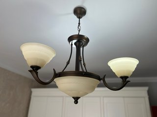 Lámpara de techo beige y marrón