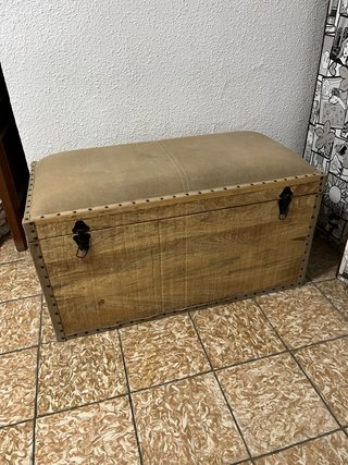 Baúl rústico de madera con tapa acolchada