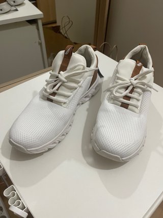 Zapatillas deportivas Nautica blancas y marrones.