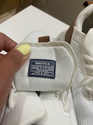 Zapatillas deportivas Nautica blancas y marrones.
