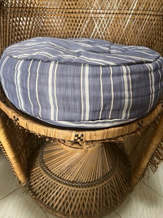 Sillón de mimbre redondo con cojín