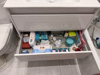 Mueble de baño blanco con tres cajones
