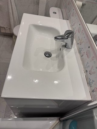 Mueble de baño blanco con tres cajones