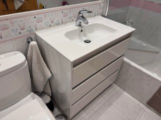 Mueble de baño blanco con tres cajones