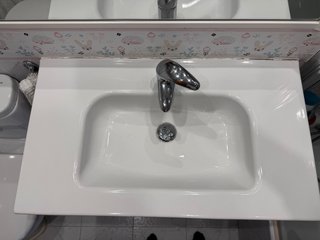 Mueble de baño blanco con tres cajones