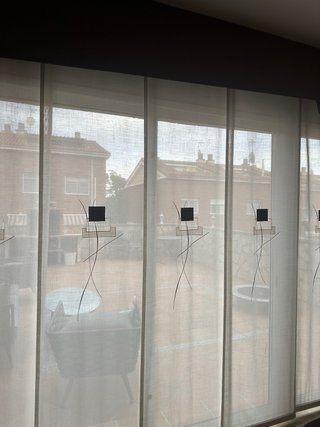 Tende beige per sala da pranzo con decorazioni marroni