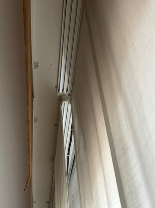 Tende beige per sala da pranzo con decorazioni marroni