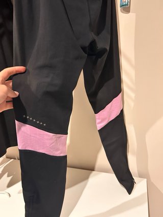 Pantalones deportivos negros y rosas