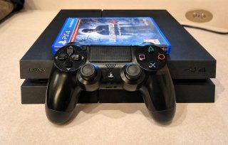 PS4 (PlayStation 4) con mando y juego