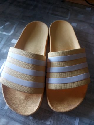 Chanclas Adidas Amarillas y Blancas