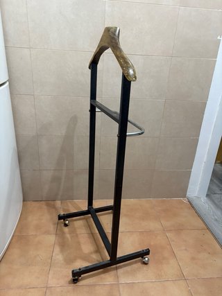 Galán de noche con ruedas