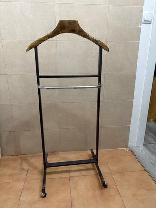 Galán de noche con ruedas