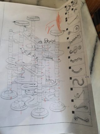 Circuito de canicas para niños. Ale-hop