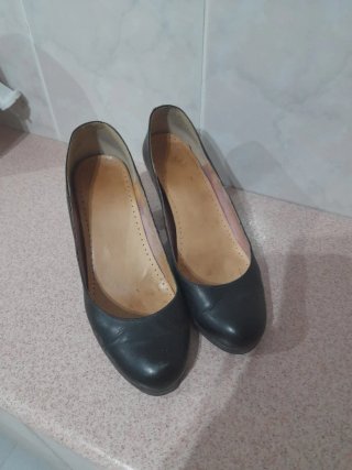 Zapatos de tacón negros.