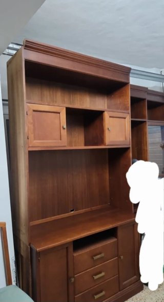 Mueble de caoba con puertas y cajones