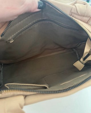 Bolso tiene el deperfecto que se ve en la foto