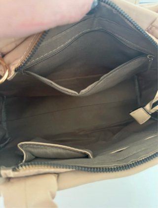 Bolso tiene el deperfecto que se ve en la foto