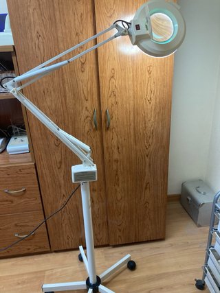Lupa esteticién extensible, plegable y base ruedas