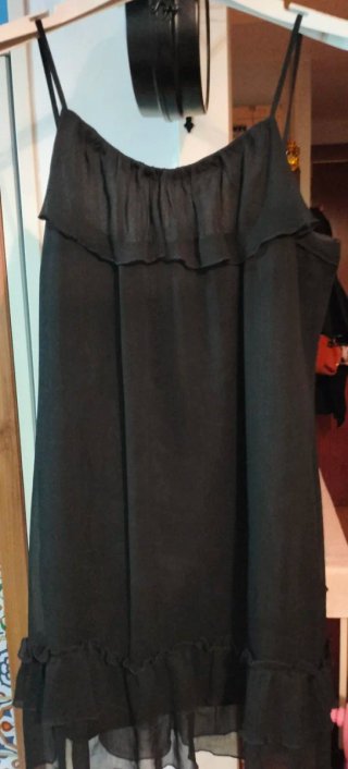 Vestido negro con volantes