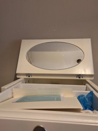 Vitrina blanca con puerta de cristal