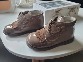 Botines charol niña velcro corazón
