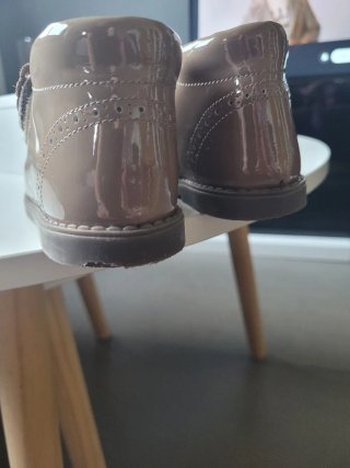 Botines charol niña velcro corazón