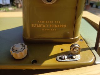 Máquina de coser Sigma con mueble