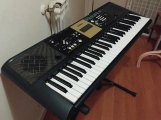 Teclado Yamaha YPT-220 con patas