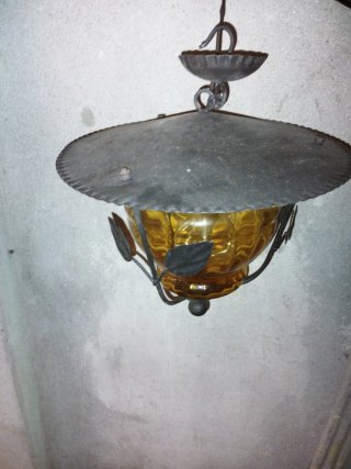Farol antiguo de hierro forjado y cristal ámbar